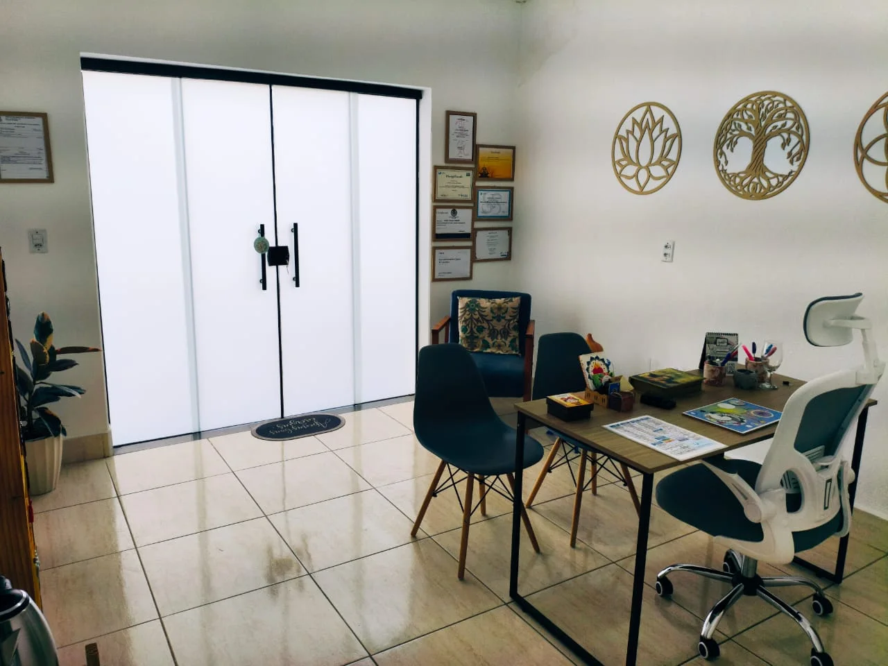 Ambiente interno do Conhece-te em Baependi visto a partir da entrada