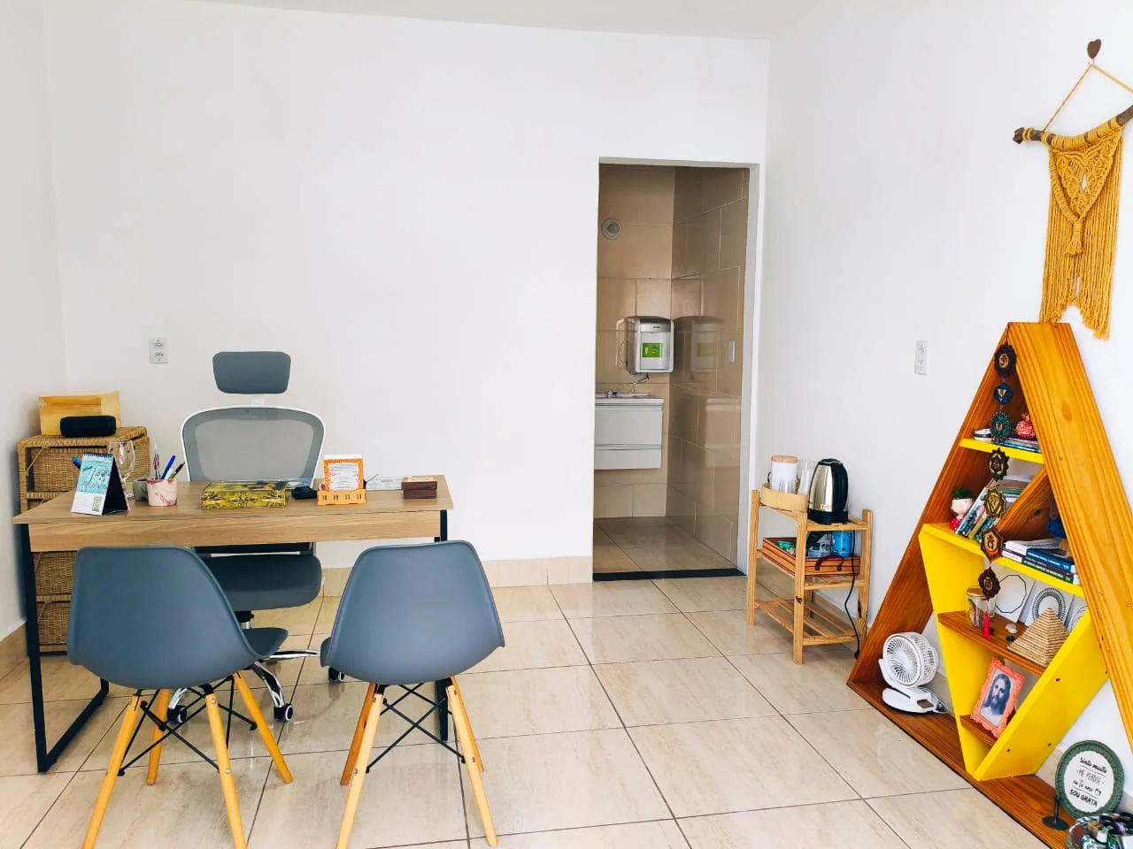 Sala de atendimento do Conhece-te em Baependi, com mesa, cadeiras e elementos de acolhimento
