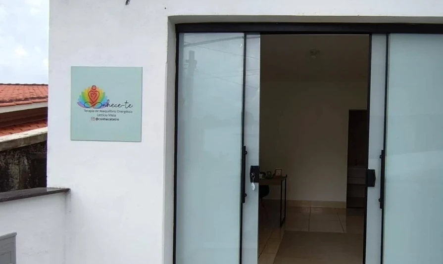 Fachada do espaço Conhece-te na Rua Ernesto Azevedo em Baependi